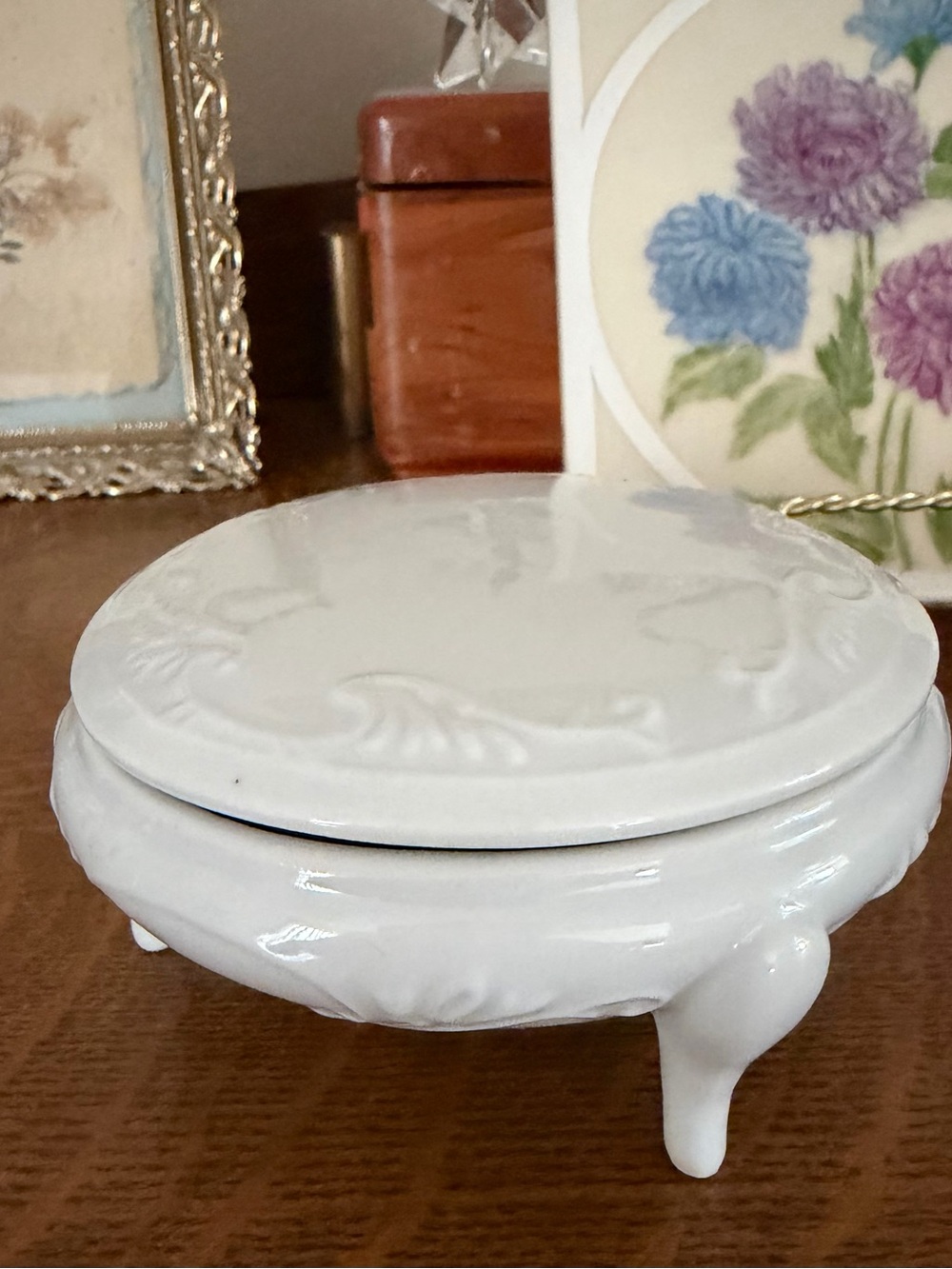 vintage Maryland China footed porcelain trinket jewelry box with a lidded top